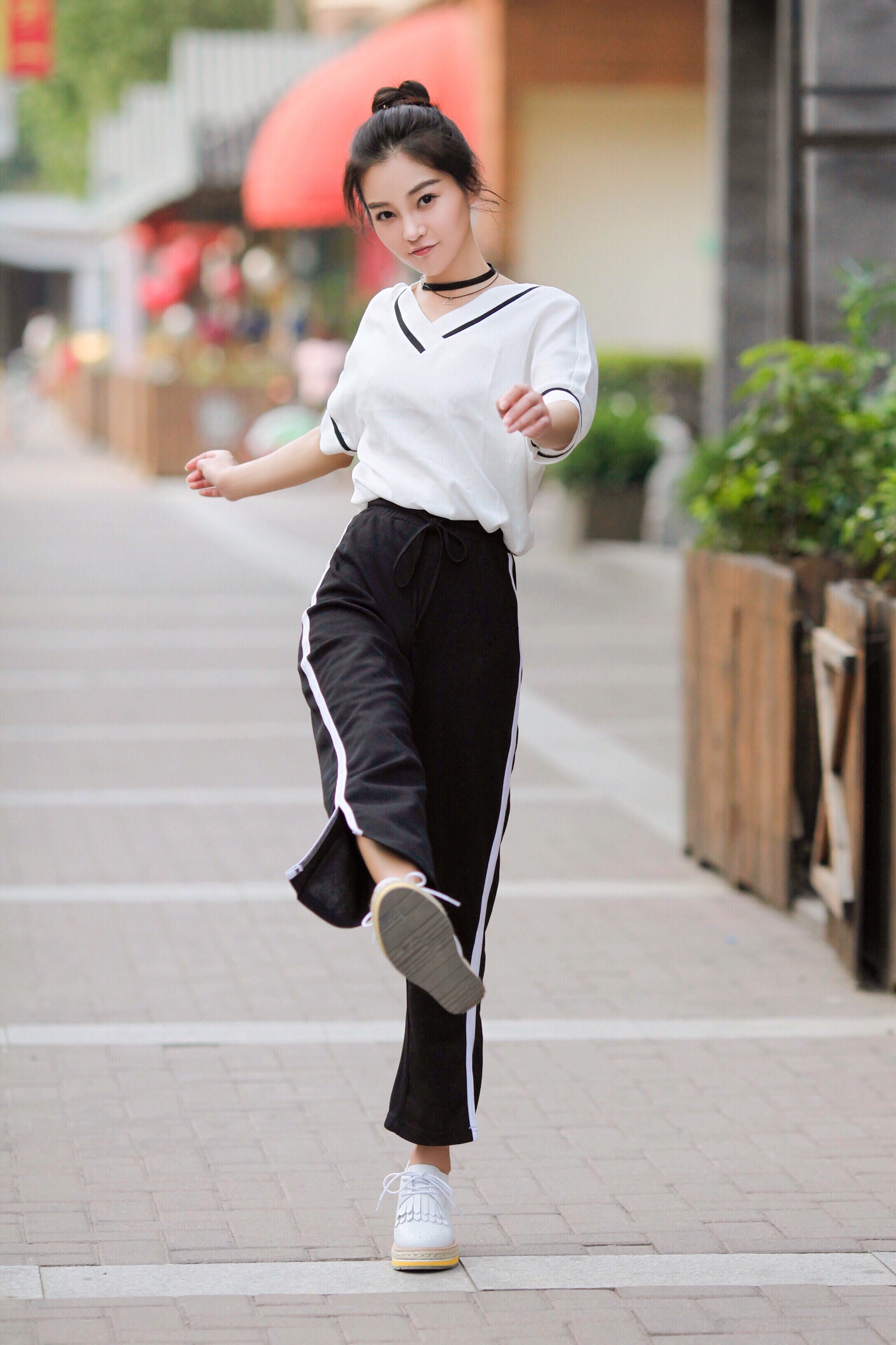 郭艳最新街拍曝光 简约学院风尽显少女活力