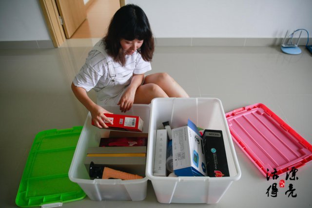 视频评论区不堪入目的留言很多，时间长了，丹丹的注意力会转移到有意义的评论上。有人留言：“ 看视频下面的评论就知道，国内现在对于性教育性文化的普及度还是值得提高，你们做的事情太有意义了。”“ 中国的性教育就靠你们了 ”，看到别人的期待，丹丹对这份工作更认可了，努力提高自己的专业素养。图中这个物品因岛国电影而被很多人熟悉，实际上它本来的功能是按摩棒。网上曾有人调侃：8090 这代人的性教育都来自于岛国电影。