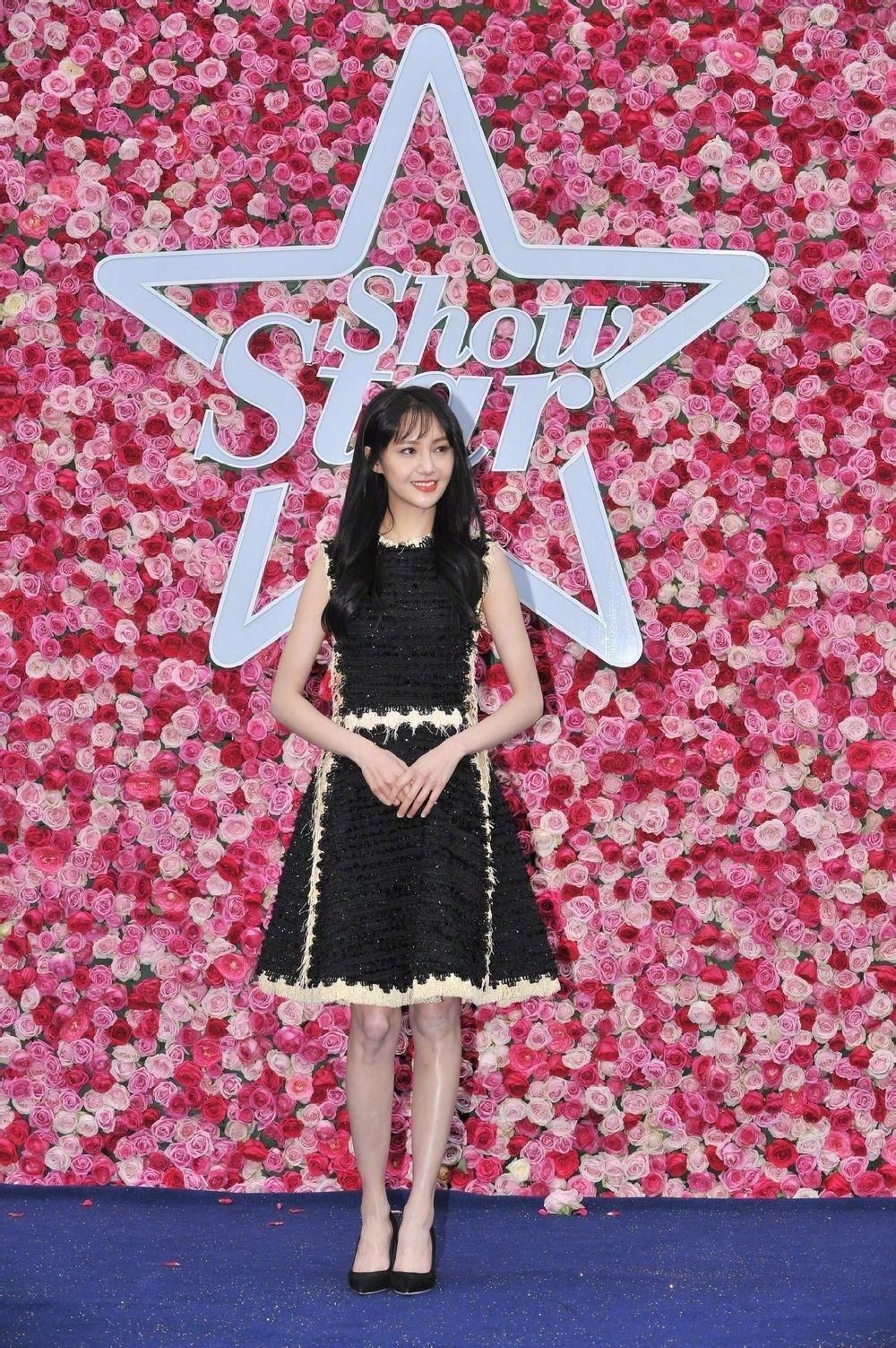 郑爽黑裙配上尖头高跟鞋优雅甜美,简直就是童