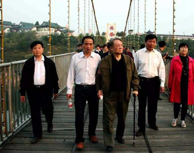 毛主席的侄子毛远新,17年刑满释放后:腿瘸拄拐