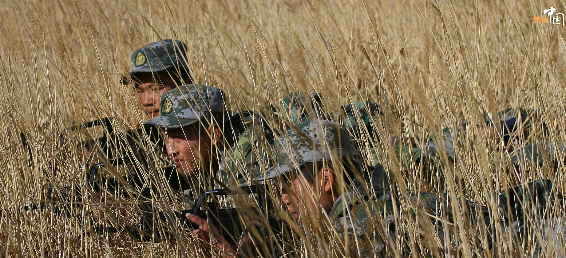 潜伏称得上是极限挑战,为了守卫国门、守卫边疆,战士们毫无怨言,就这样连续度过十几个昼夜,在边防连是常事。曹志政 摄