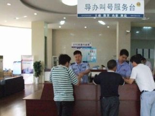 土豪才买霸道路虎,这车百来万比揽胜唬人,开路