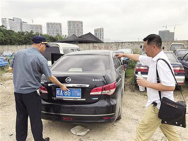 南宁黑车司机暴力抗法:看执法人员拦车操起钢管