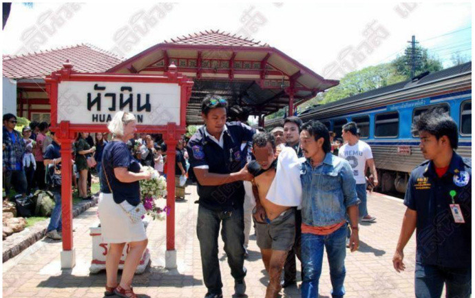 男子泰国火车站持刀疯砍乘客 被群众合力制服