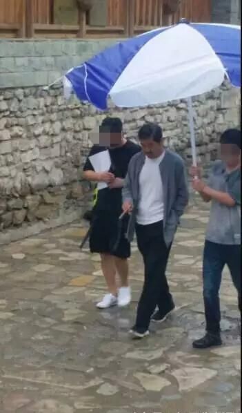 《手机2》拍摄进度不受影响,冯小刚片场派头足