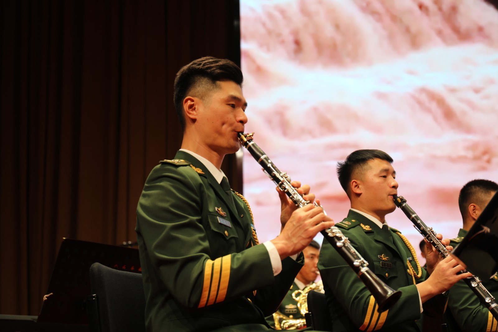 "走基层,送欢歌"武警北京市总队军乐团为基层官兵送"军乐党课"