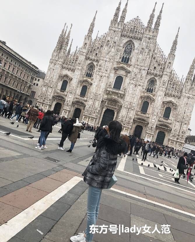 章泽天旅游无ps照,蓝色牛仔裤长腿抢镜,皮肤也