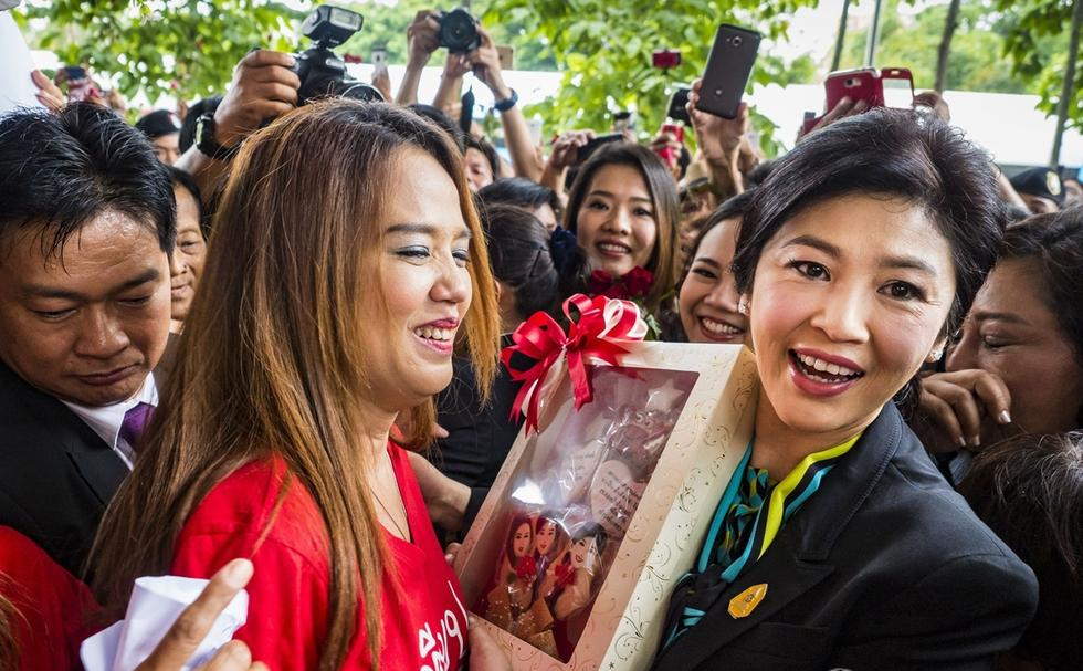 泰国前美女总理英拉受审 支持者门口献花