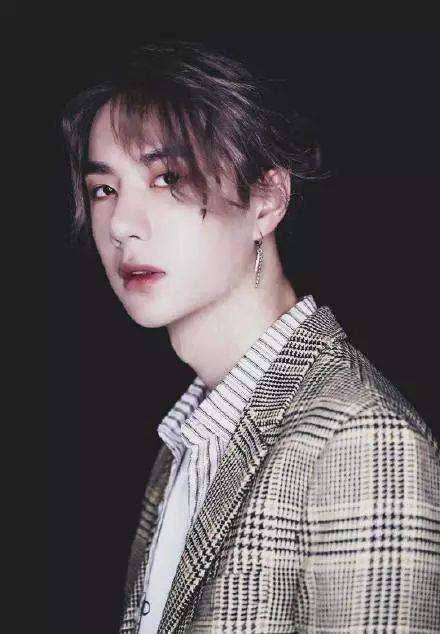 王一博背影封面 却被网友吐槽太丑了不敢露脸(图9) 王一博背影封面 却被网友吐槽太丑了不敢露脸(图9)