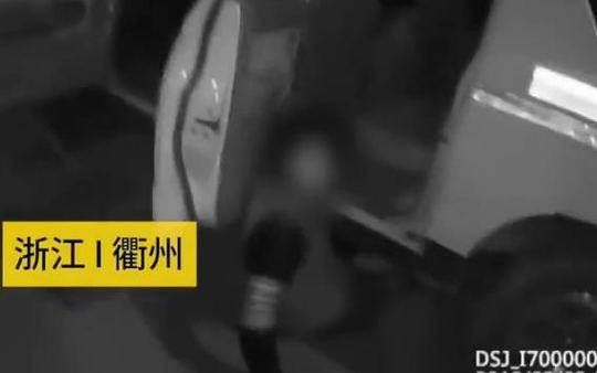 两车相撞轻微刮伤 女子竟撒泼咬伤3位交警