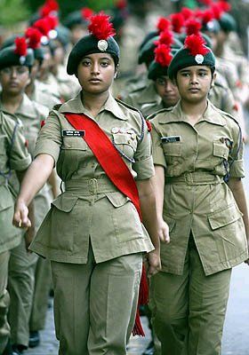 看完巴基斯坦女兵 再看看印度女兵,就知道差距有多大