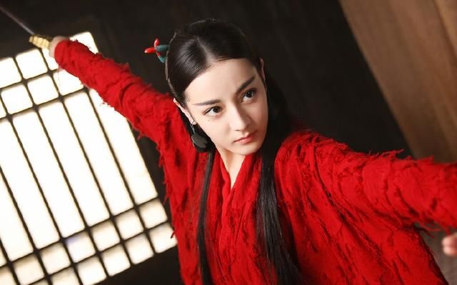 古装剧中的红衣迪丽热巴,可仙可御,简直美上天