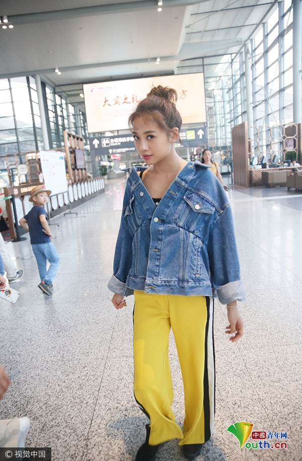 吴映洁黄色运动裤显活力 豪放迈大步元气足