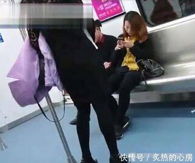 美女坐地铁,包包掉地上洒落一地成人用品,大家都笑了