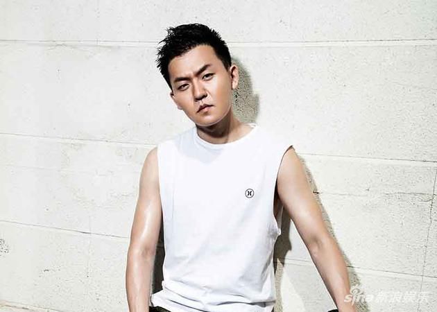 《招摇》曝人物剧照 笑点担当武麟眼神坚定侧