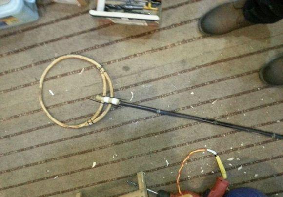 钓鱼人用万年灵藤自制抄网头,好手艺!