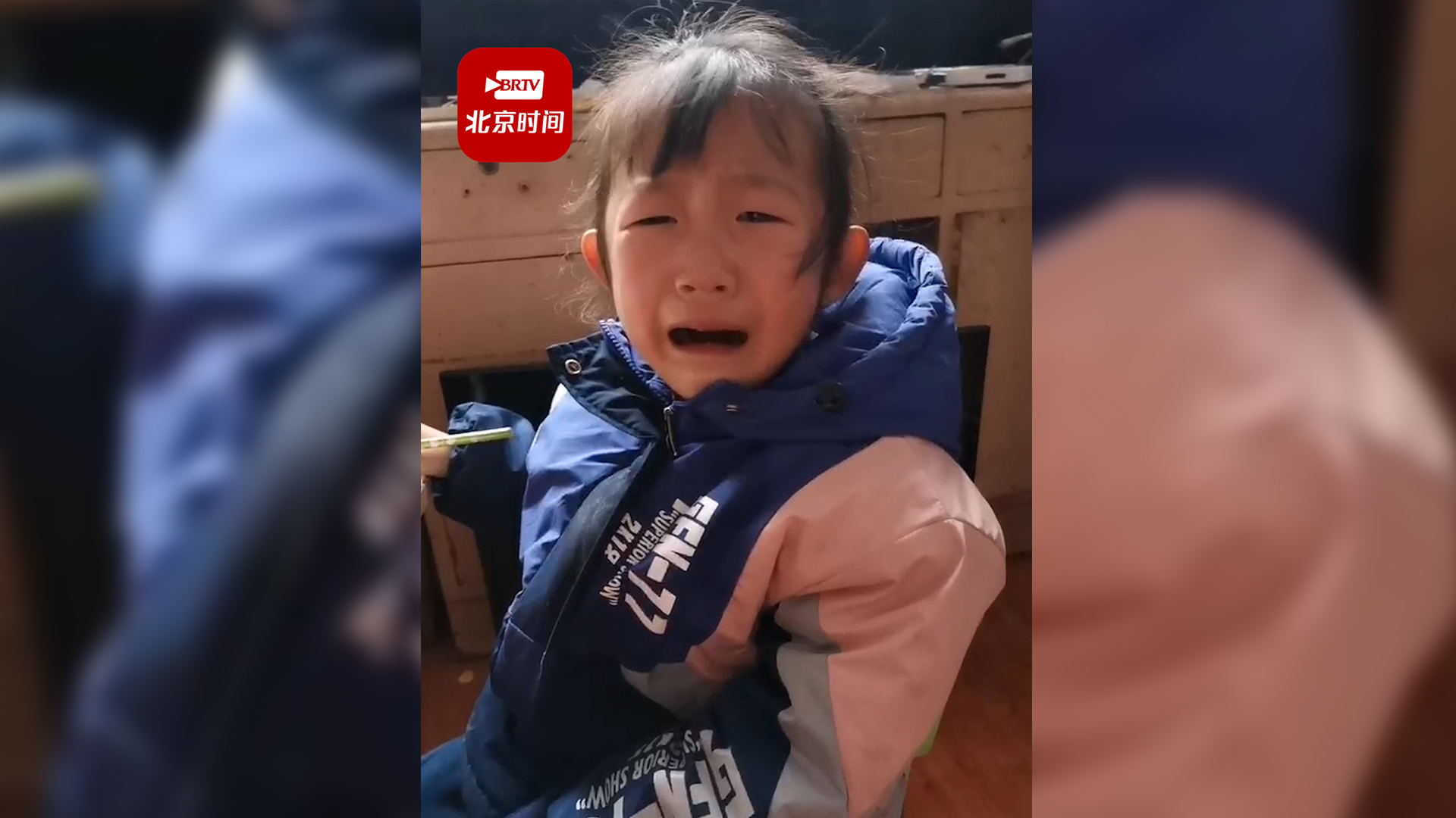 一年级女孩寒假作业被狗子撕烂崩溃大哭 妈妈:既心疼又搞笑_北京时间
