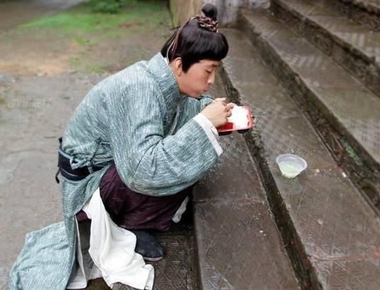 现在去横店跑龙套, 一个月能挣多少钱? 一位群