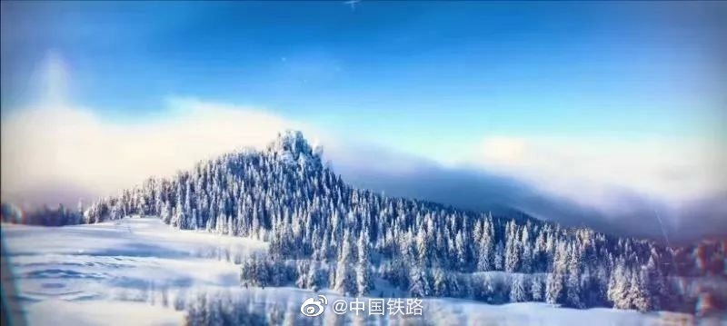 12月22日9时15分，“呼伦贝尔号”草原森林旅游列车正式开行。这趟列车从海拉尔出发，途经阿尔山、满洲里，最终再次回到海拉尔。旅客们可以亲身感受呼伦贝尔大草原的辽阔、大兴安岭森林的静谧以及中俄蒙边境的异域风情。