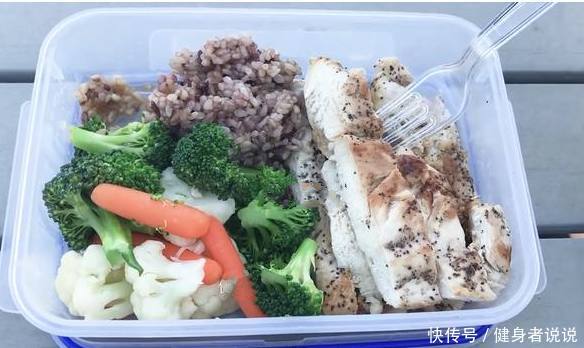 健身小伙加入私教,一个月后练出六块腹肌,这个