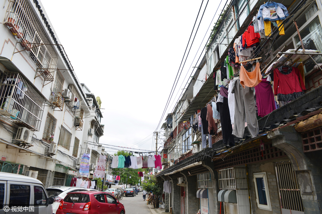 在街道两侧以及中央的电线上都挂满了衣物。