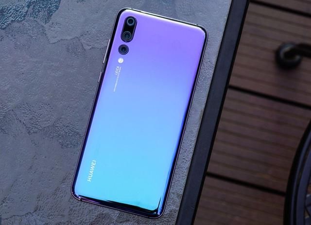 四款极光配色的手机,华为的最贵,最后一款6G运