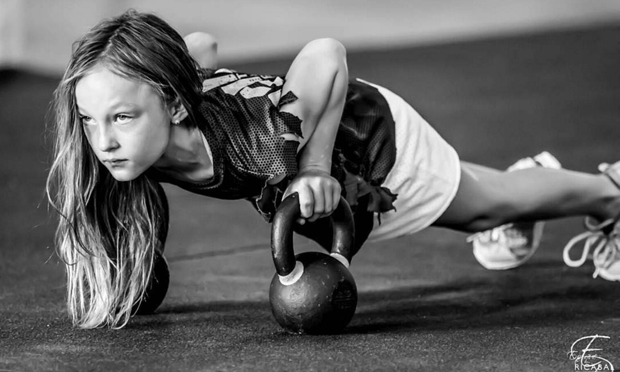 米拉·比佐托（Milla Bizzotto）的名字曾在美国爆红，因为她顺利完成了美国海军特种兵“海豹突击队”训练项目，24小时战蛙障碍竞赛。