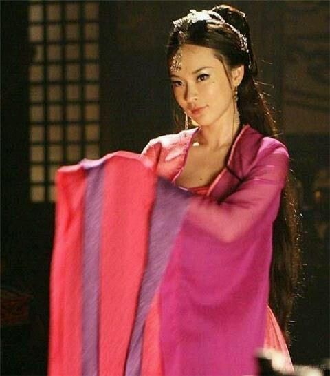 张天爱身穿十斤舞衣飞旋,宋祖儿台上热舞,竟然