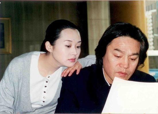 导演何群曾半调侃半心疼的评价他说,:"当时电视