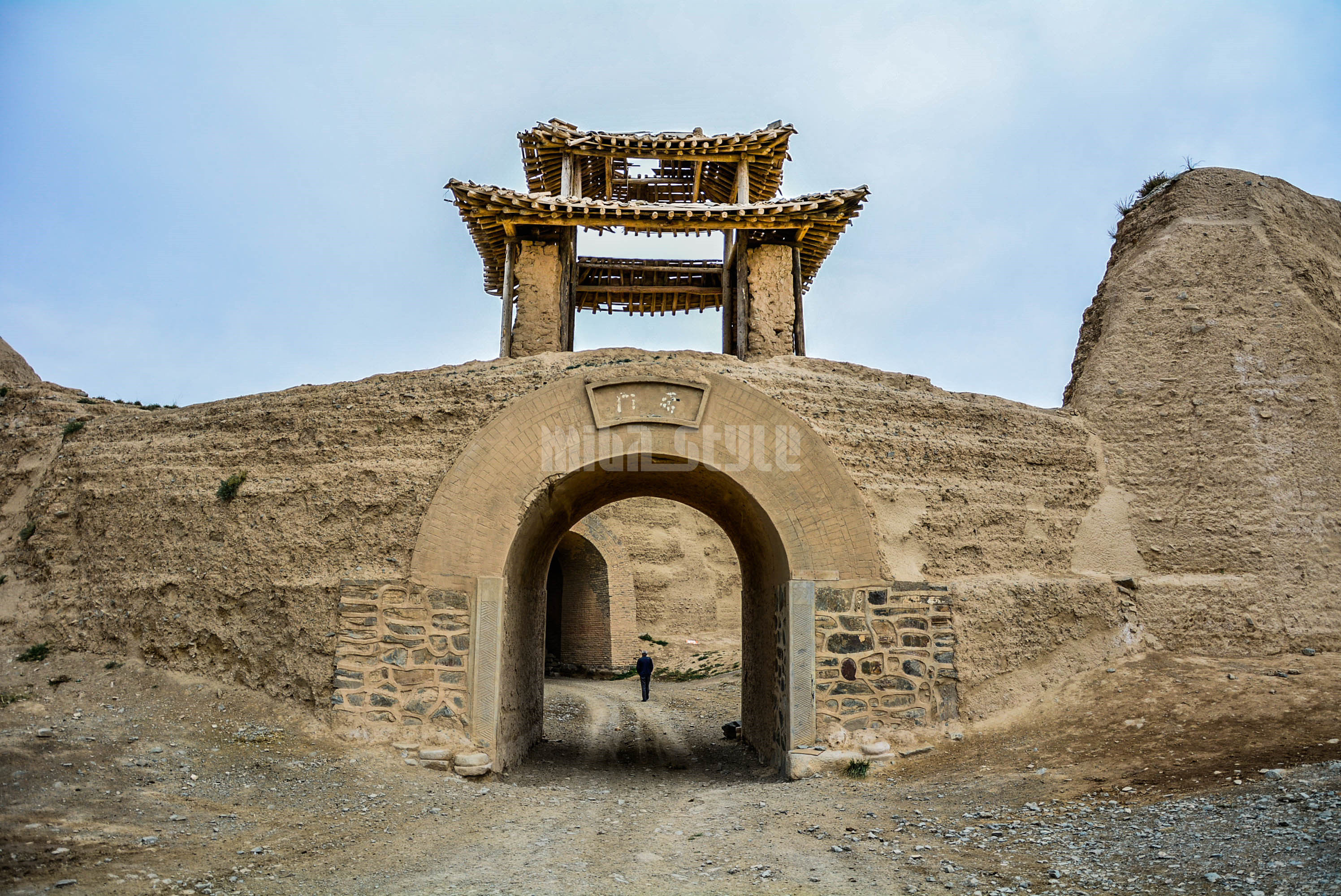 古城四面有4个瓮城,形似龟的肩足,保存尚好,只是瓮城上的建筑已不存在