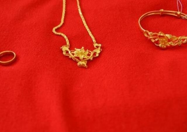 结婚时婆婆给我三金做彩礼,婚后婆婆要了回去