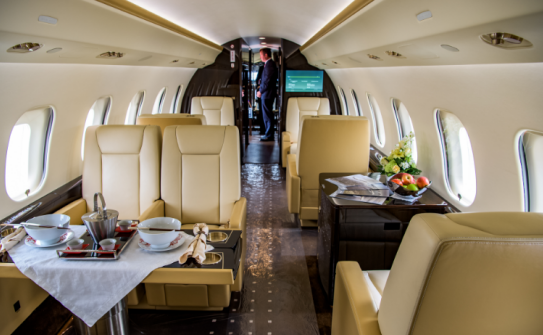 马云：马云是中国最为传奇的富豪，是阿里巴巴的创始人，在2013年3月26日，马云用4970万美元现金，购买了一架湾流G550飞机，该飞机的用途，主要是为了马云公务之用。