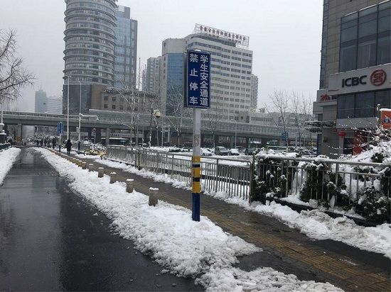 工行合肥城建支行组织志愿者参与道路除雪