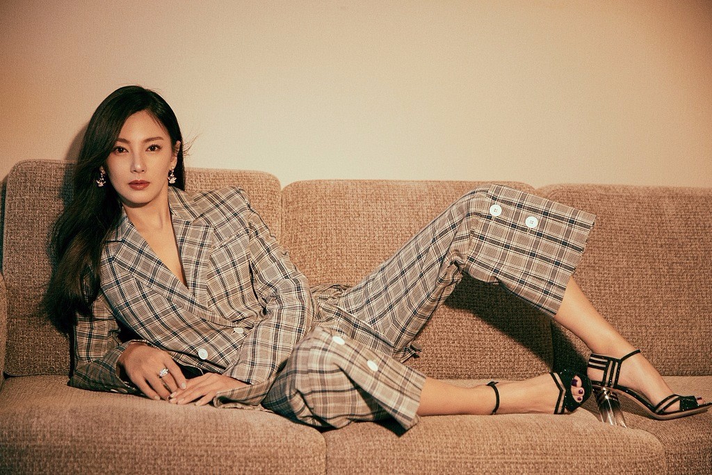 辣妈张雨绮卧姿霸气气场全开 西装 黑发显高冷御姐范