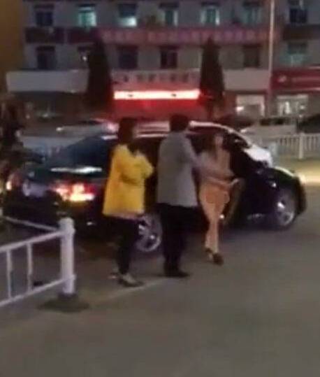 小三惨遭扒光游街羞辱