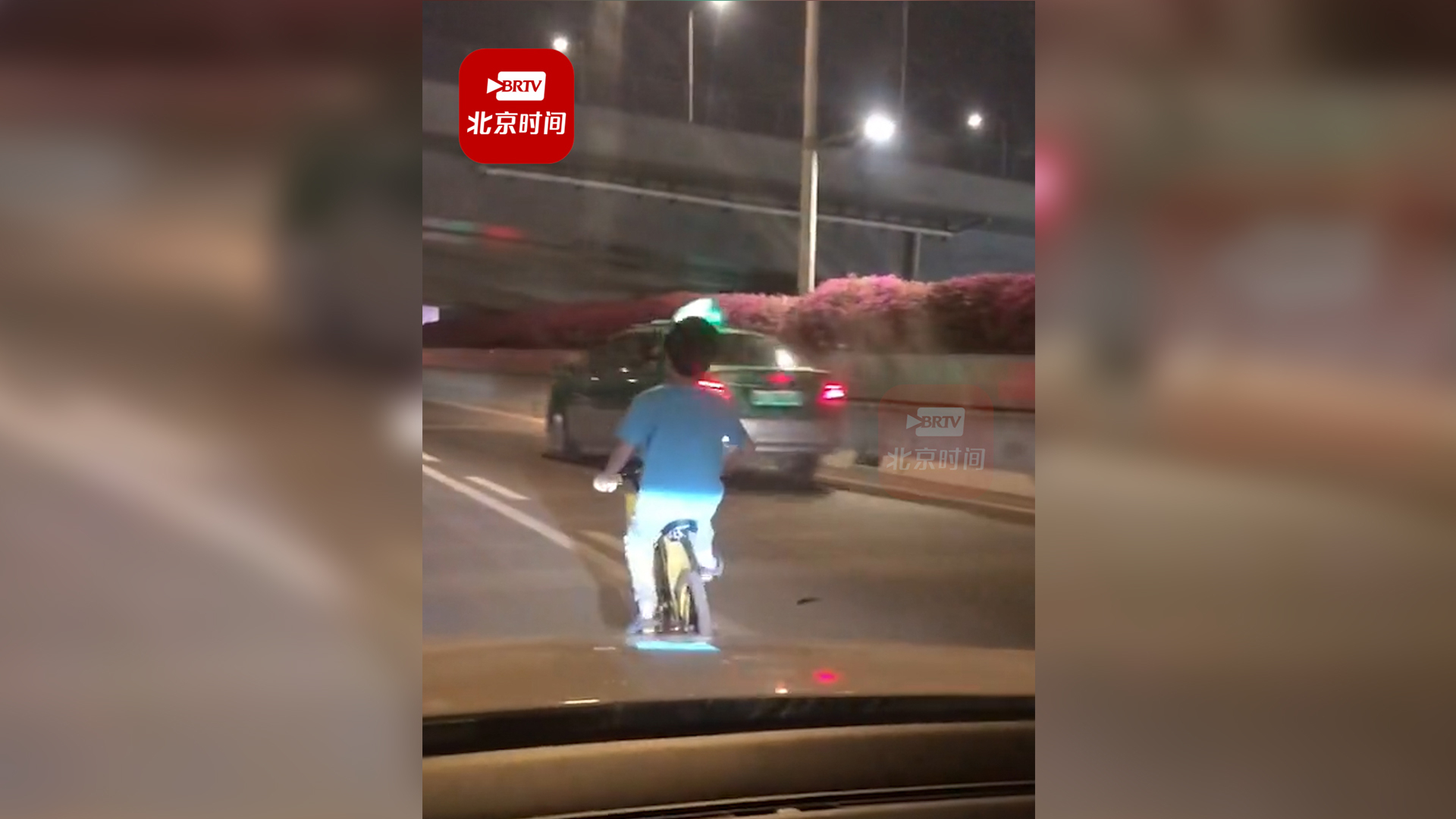男孩骑自行车误上高架 司机开车保持距离守护