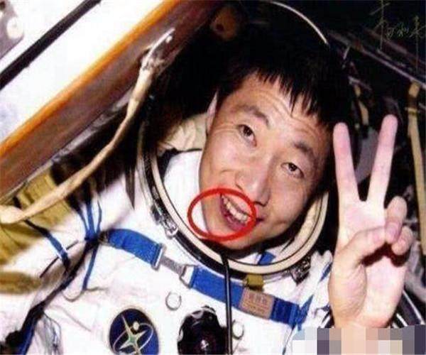 杨利伟出舱时为何嘴角有血迹, 还得坐轮椅?看