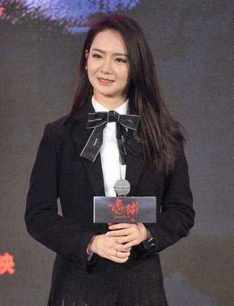 33岁的戚薇穿的比杨幂大胆,连着撞衫宋祖儿林