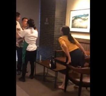 女子咖啡店内赤脚搭餐桌上 顾客指责遭吐口水