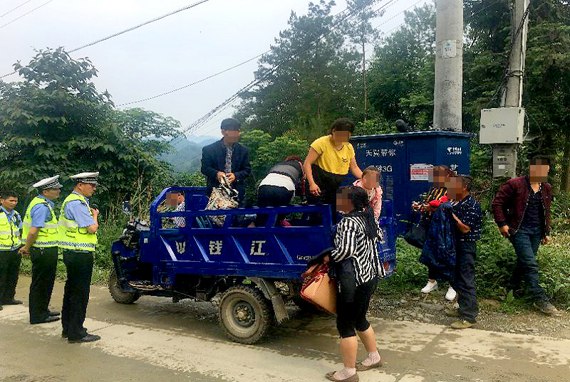 石门:无证驾驶三轮车 非法载人被拘留