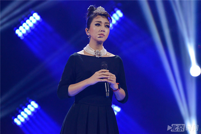 奥黛丽·赫本神还原 江珊跨界舞台成百变女王 奥黛丽·赫本神还原 江珊跨界舞台成百变女王