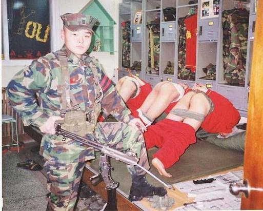 其实2003年7月,一名韩国士兵自杀身亡引发媒体极大关注,因为他是上级性暴力的受害者。相关调查发现,有15.8%的韩国士兵曾经历过性暴力,不管是犯罪者还是受害者。