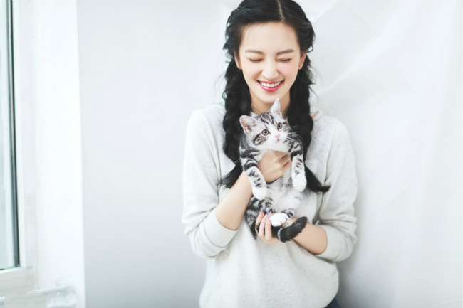 少女与猫！黄灿灿萌态十足 活在PS里还是美的