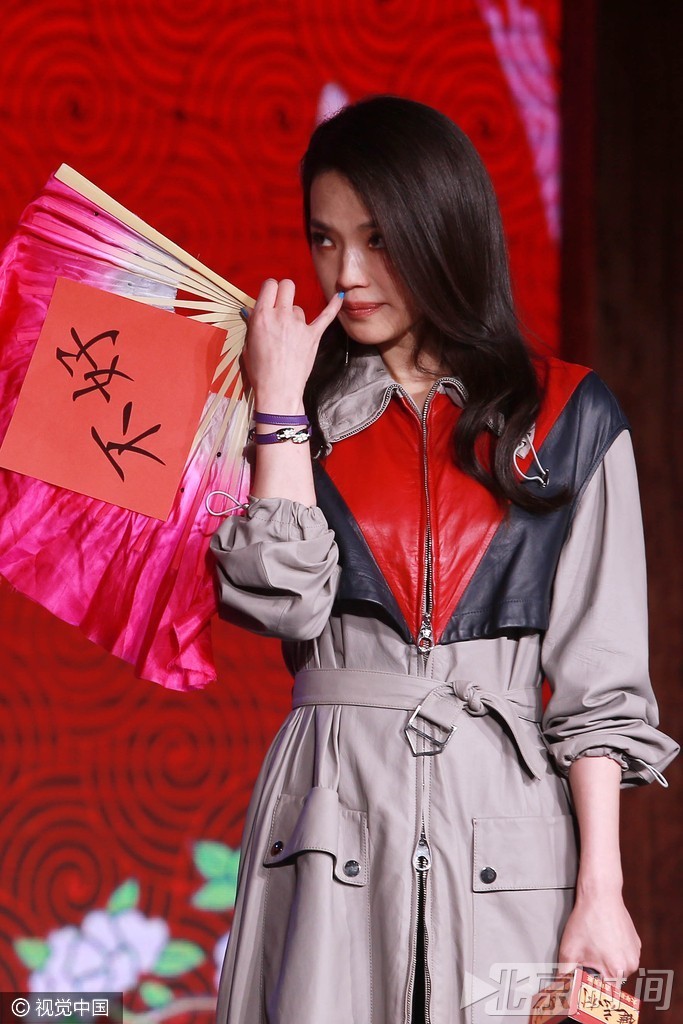 大损女神形象！舒淇抠鼻吐舌表情丰富小动作不断
