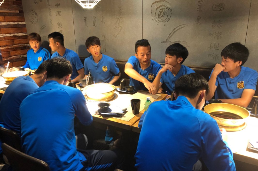 江苏苏宁球员与国际米兰俱乐部老总张康阳,在