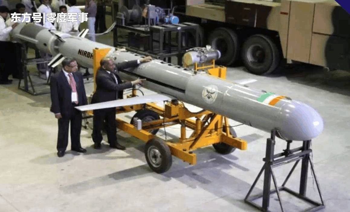 钨弹心在侵彻过程中整个破碎相反,钨合金弹心可展性较好,以飞溅式穿甲