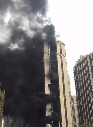 广西南宁广源大都会发生大火