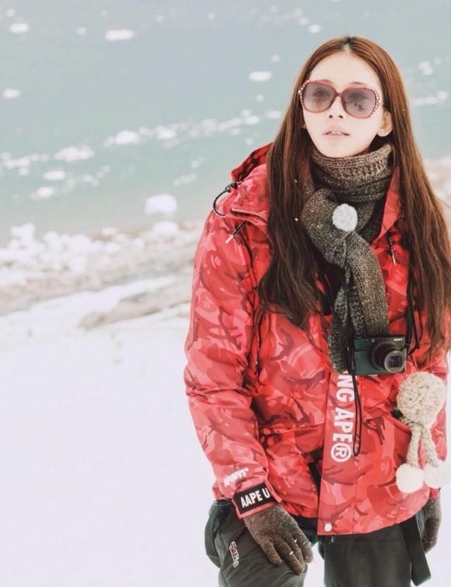 看女星如何戴围巾?林志玲聪明,赵丽颖的围法最