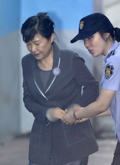 朴槿惠狱警搀扶下出庭受审 神情放松再露微笑 朴槿惠狱警搀扶下出庭受审 神情放松再露微笑