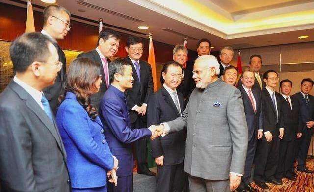 马云和政商要员握手时都是单手, 为什么对她却